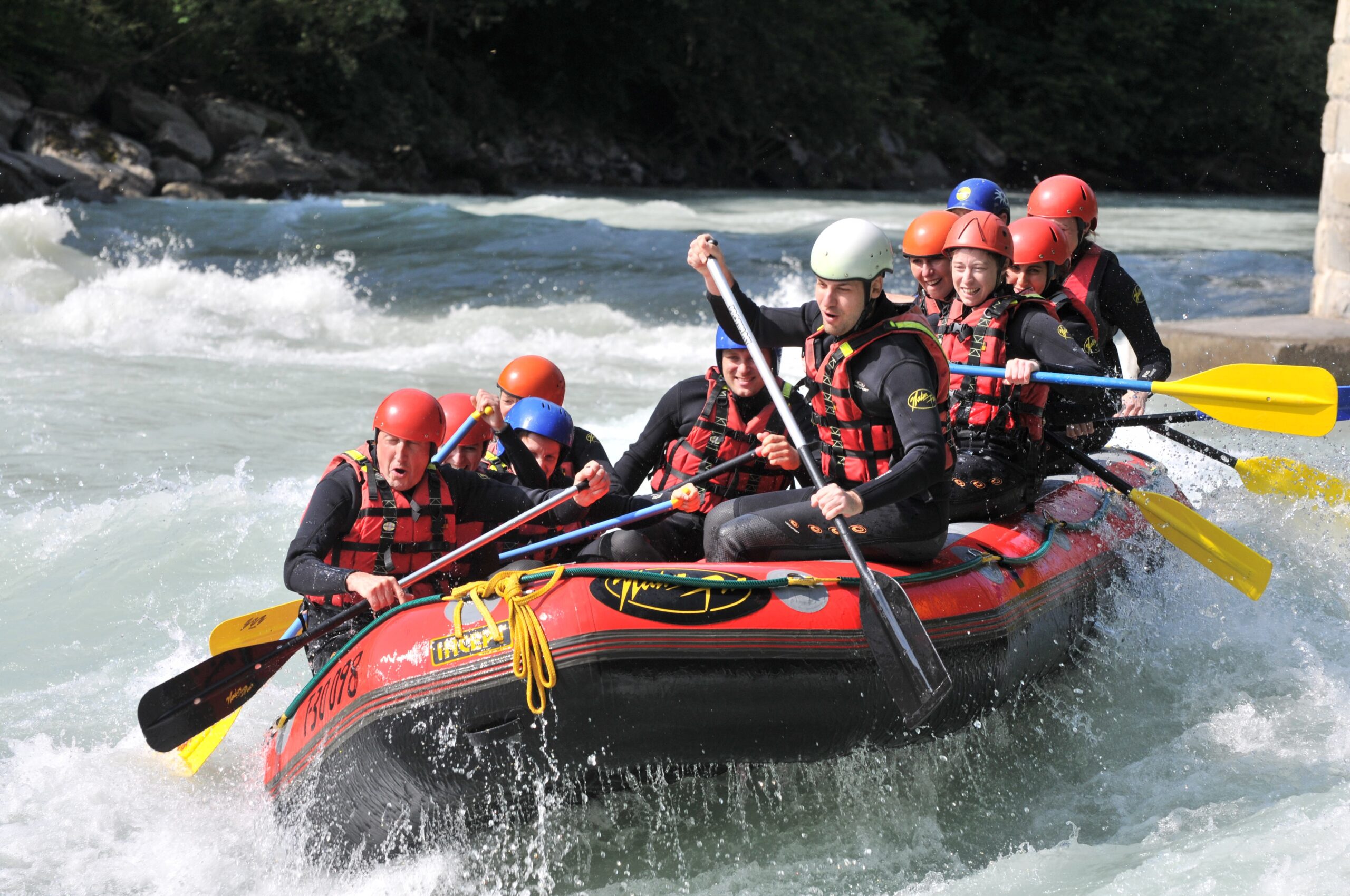 Grupo haciendo rafting en aguas bravas